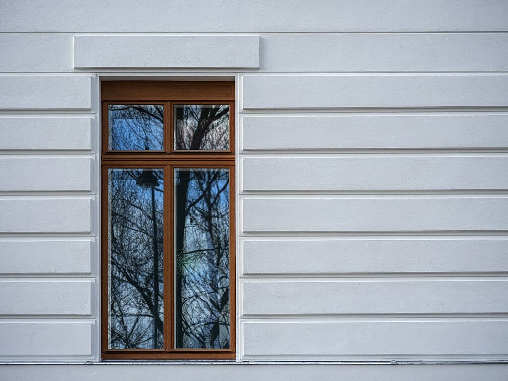 Auch die Fenster wurden originalgetreu saniert - in Braun und nicht in Grün. Diese Erkenntnis wurde im Zuge von Untersuchungen des Bundesdenkmalamtes gewonnen. © Baumit / Postl