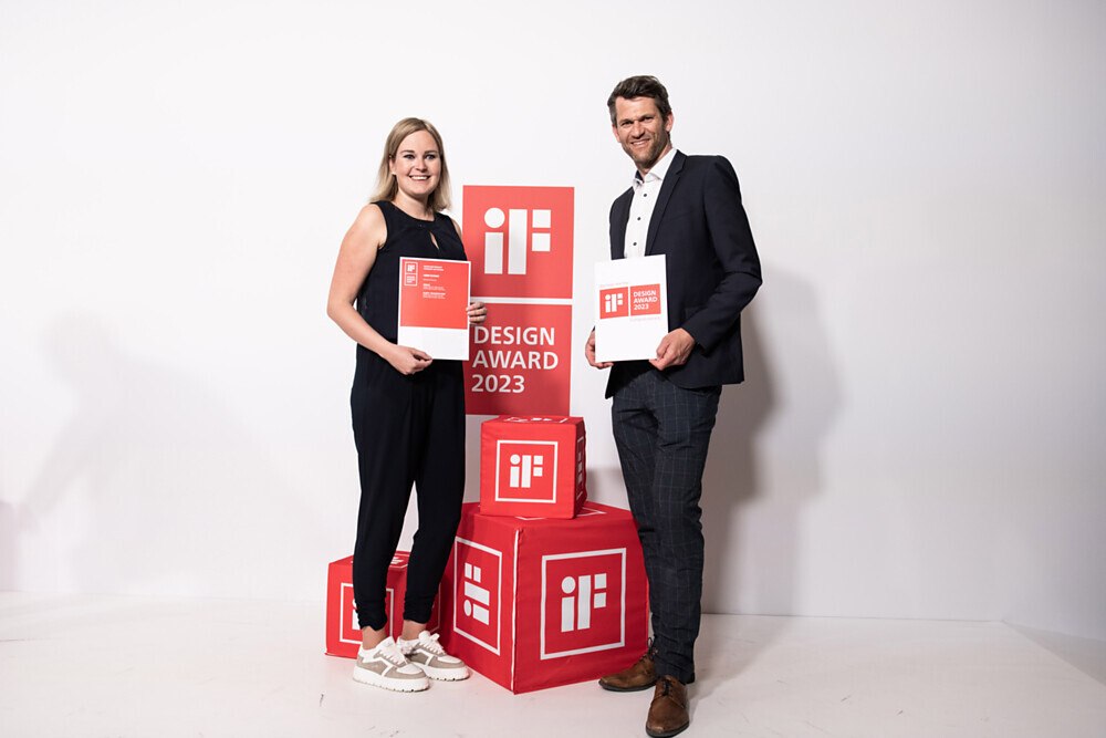 Jara Seibel, Produktmanagerin bei Hewi und Philipp Fechner, Leitung Hewi Competence Center + Architektur im Friedrichstadt-Palast Berlin bei der Preisverleihung des iF Design Award 2023 für 477/801 Iconic. © iF Design Hannover, Deutschland