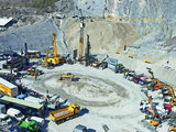 30 Liebherr- und Mercedes-Benz Maschinen in Kreis-Aufstellung am Schotterwerk