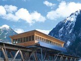 Inmitten des Lechs wurde das neue Naturparkhaus in Form einer Holzrahmenkonstruktion mit einer Fassade aus Lärchen­holz auf die ­Klimmbrücke gesetzt.