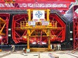 Mithilfe zweier hydraulisch bedienbarer Peri-Schalungsmaschinen entsteht derzeit in China der längte Unterwassertunnel der Welt. Die Herstellung des dreizelligen Querschnitts erfolgt im Taktschiebeverfahren mittels dreier Tunnelschalungen als horizontales Verschubwerk sowie stationärer Außen- und Bodenschalung.  Fotos: Peri