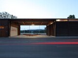 Außenansicht Donau Hochwasserschutz Halle Sarling-Säusenstein in Ybbs an der Donau (Niederösterreich).