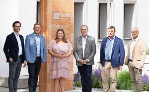 Stefan Leitl (GF Leitl Spannton), Peter Flotzinger (Obmann Ziegelverband), Claudia Ecker (GF Ziegelwerk Pichler Wels), Rudi Ecklmayr (GF Ziegelverband), Ekkehard Pichler (GF Pichler Ziegel Aschach) und Anton F. Comelli (GF Comelli Ziegel) feierten auch schon die nächsten 100 Jahre ein wenig vor (v. l.). © Agentur Como GmbH