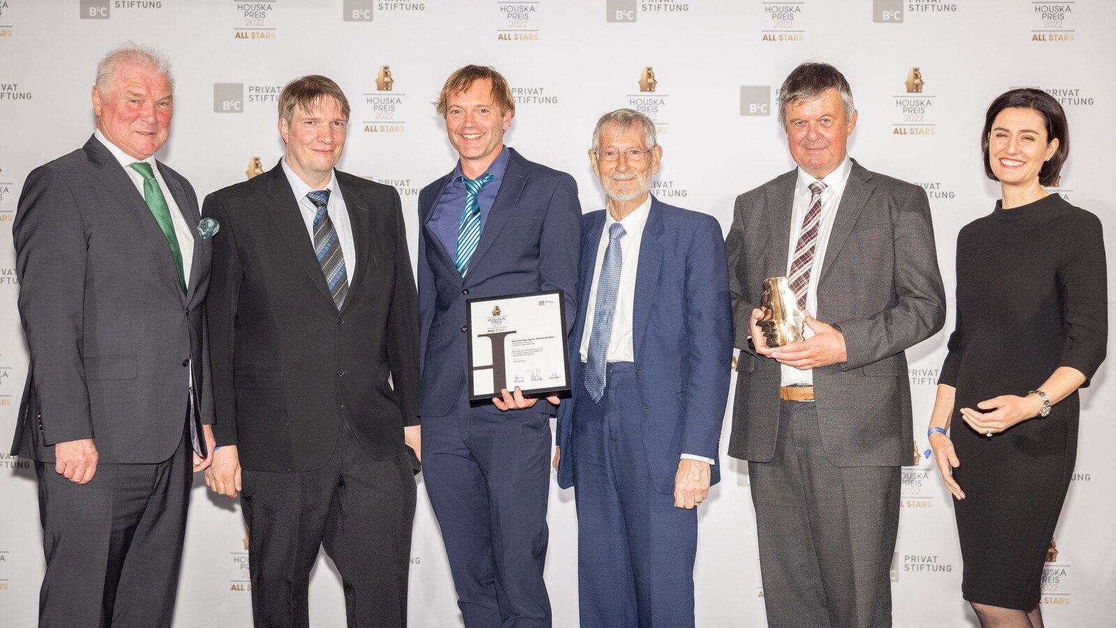 Houskapreis-Gewinner Clemens Zierhofer (2.v.r.) und Team mit dem B&C Stiftungsvorstand Wolfgang Hofer (1.v.l.) und Birgit Noggler (re.) © Alexander Müller