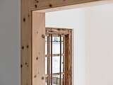 Fokus Natürlichkeit: Holzfenster geben den Blick auf die Charakteristik des Werkstoffs frei. Foto: René Marschall