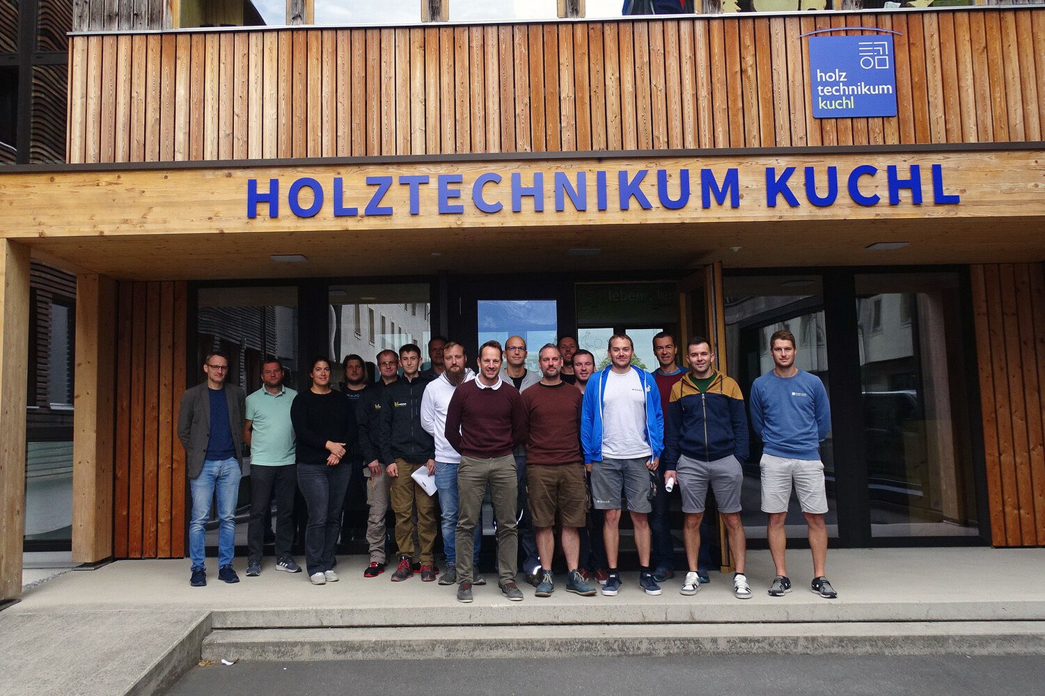 Die erfolgreichen Teilnehmer*innen des Kurses an der Fachhochschule Kuchl/FH Salzburg. © Holzforschung Austria