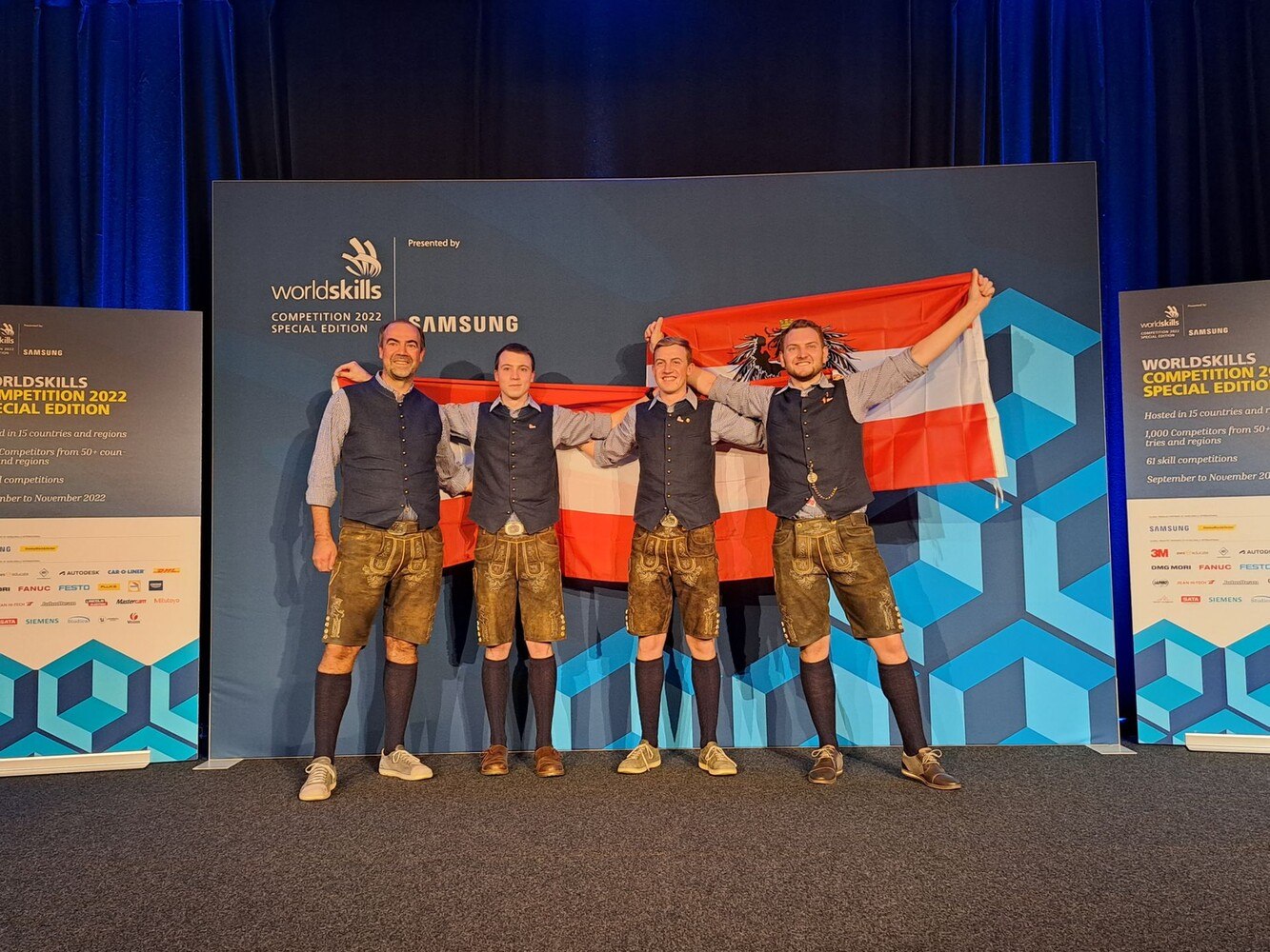 Starke Leistung: Das Team der österreichischen Tischler bei den WorldSkills 2022, v.l.n.r.: Trainer Leo Moser und Möbeltischler Udo Gnadenberger, Bautischler Wolfgang Ramminger und Trainer Wolfgang Fank. © World Skills