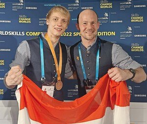 Lucas Dolinar (im Bild mit Trainer Marco Simma) sorgt für die erste Medaille in Maschinenbau-CAD seit 1981. © KK