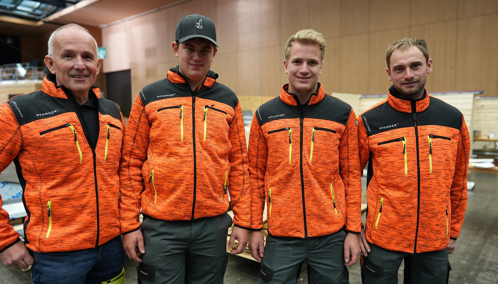 Das Team Steildach Österreich (v. l.): Die beiden Trainer und Mentoren Martin Meusburger und Markus Geist und die jungen Dachdecker Sebastian Knapp und Johannes Latzenhofer. © IFD