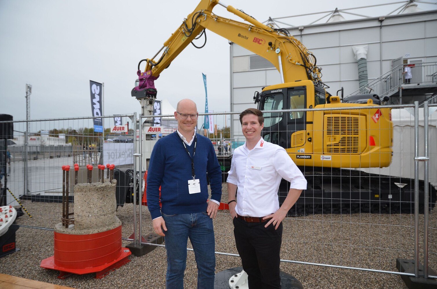 Der Erdbauspezialist Gnant übernimmt die Generalvertretung von Brextor ­exklusiv in ganz Österreich. Im Bild: Dominik Horacek, technischer Leiter bei Gnant, und Roland Pfister, Head of Sales International bei Brextor. © Brextor