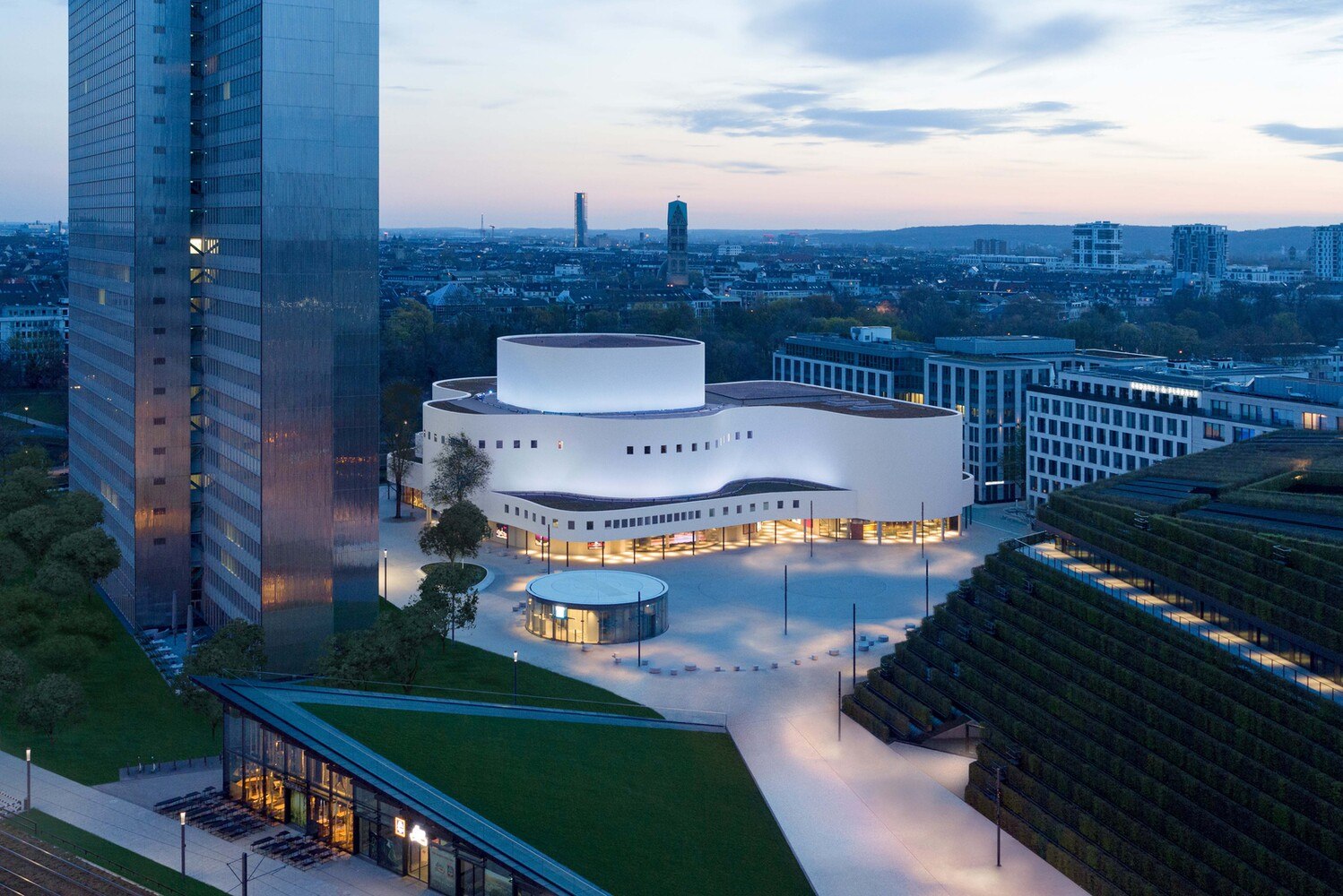 Das denkmalgeschützte Schauspielhaus Düsseldorf ist aus drei zusammengelegten Schichten konzipiert, die als weiche Formen horizontal gestapelt sind. Die Fassadenbekleidung aus gewelltem und farbbeschichtetem Aluminiumblech führt ohne störende Zäsur über den Dachrand und entspricht im Erscheinungsbild der Ursprungsfassade. © Architektur: ingenhoven associates | Foto: HGEsch