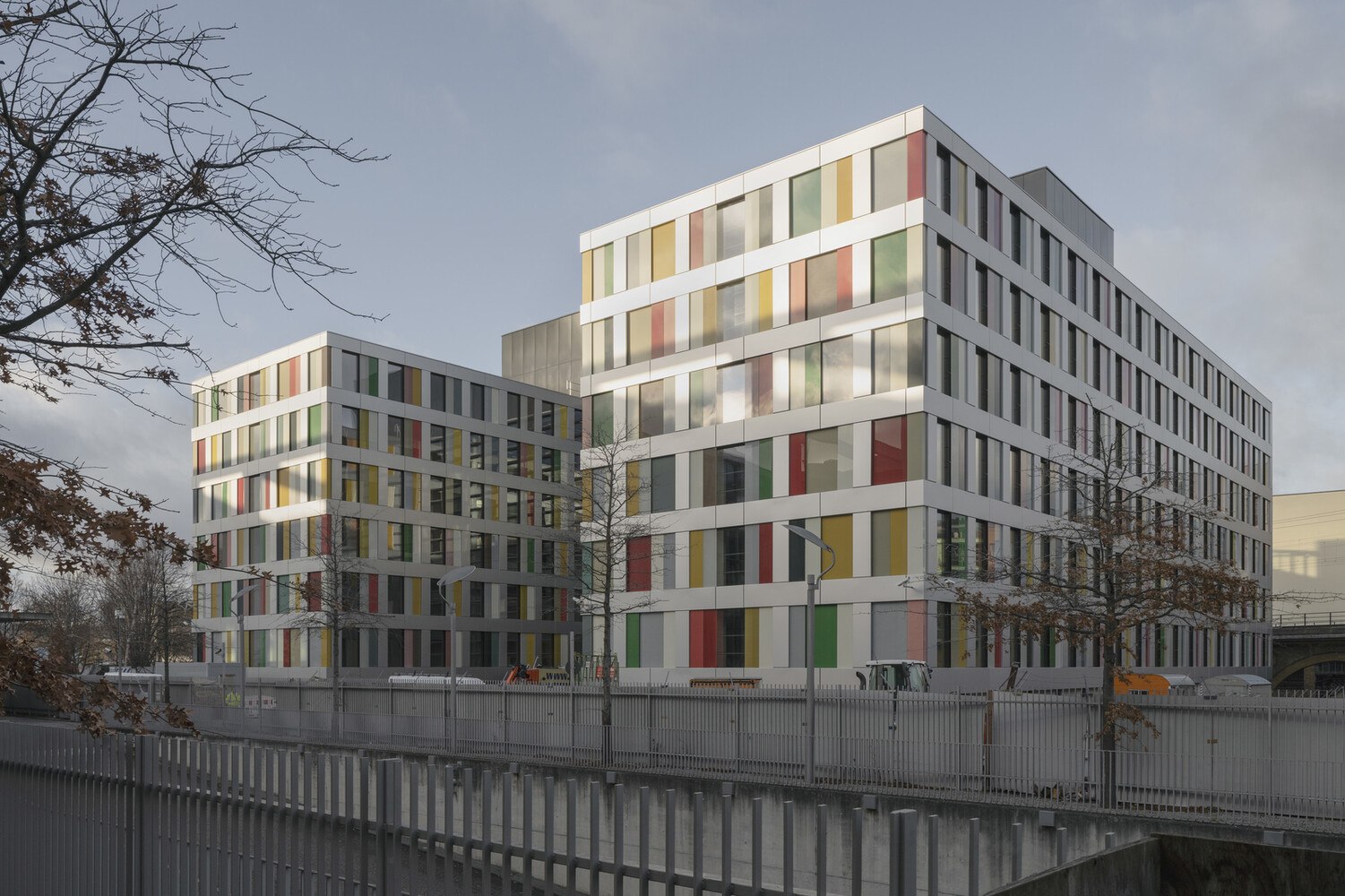 Das Büro- und Verwaltungsgebäude Luisenblock West im Berliner Regierungsviertel ist ein schlichter Baukörper mit sehr differenzierter Fassade: Wirkungsvoll bekleidet die VHF den mehrgeschossigen Holzmodulbau. Aluminiumkassetten, farbige Glaspaneele und farblich modifizierte Fensteröffnungen wechseln sich ab und erzeugen eine vielschichtige Ansicht. © Architektur: sauerbruch hutton gesellschaft von architekten mbH | Foto: Jan Bitter