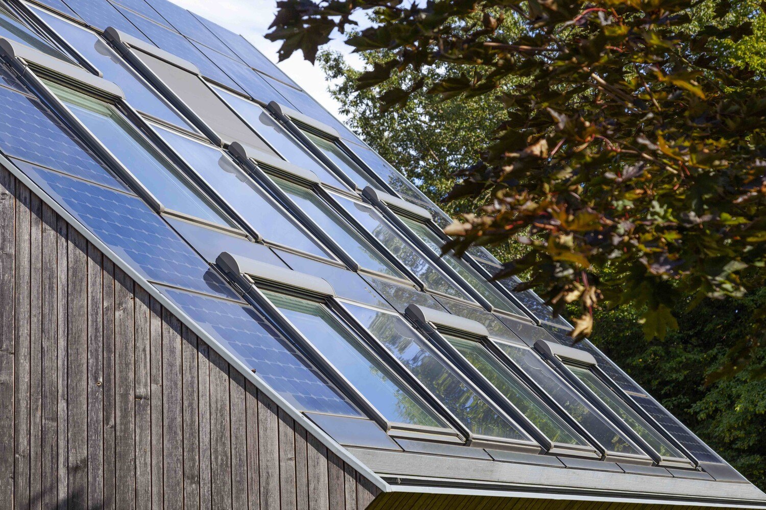 Je nach Temperatur und Wetterlage passt sich das hybride natürliche/mechanische Belüftungssystem des Hauses an. © Velux