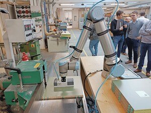 An einer bereits etwas älteren Schwenkspindelfräse handhabt der Cobot eine Platte zum Einfräsen einer Nut. © Wagner