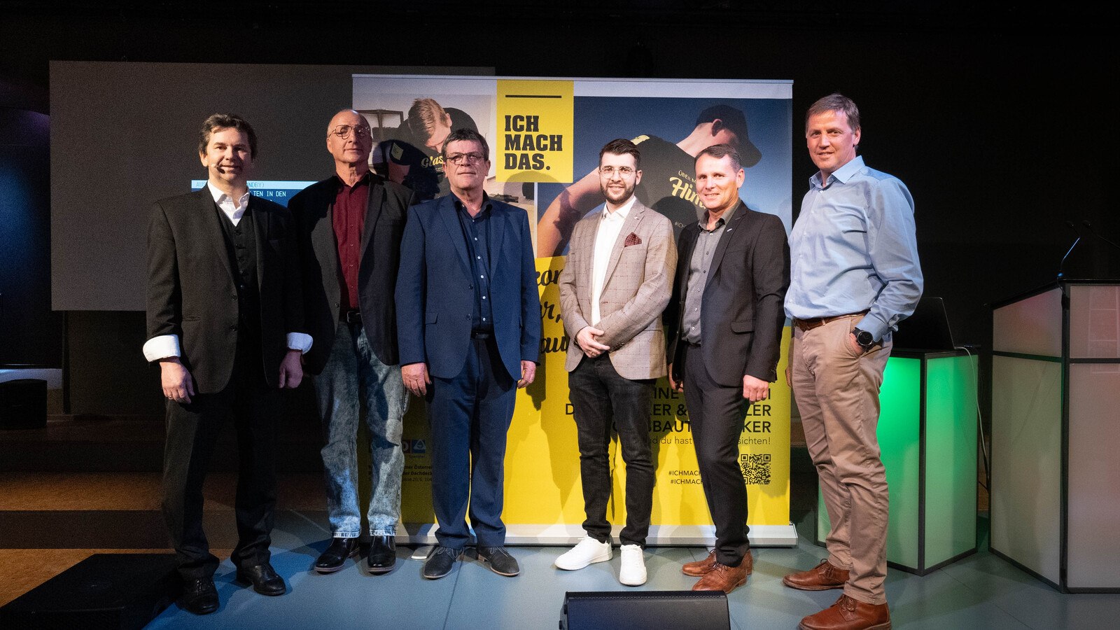 Zufriedenes Veranstaltungsteam (von links): Moderator und Zauberer Markus Gimbel, Dachdecker-Berufsgruppensprecher Hannes Stöckholzer, Bundesinnungsmeister Walter Stackler, Christoph Hofmann (WK Tirol), Landesinnungsmeister Thomas Senn und Innungsgeschäftsführer Matthias Marth. © Michael Brunner/conkreative