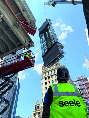 Bei der Montage der gewellten Glaselemente in New York kam eine spezielle Sauganlage mit über 100 Saugnäpfen zum Einsatz. © Seele