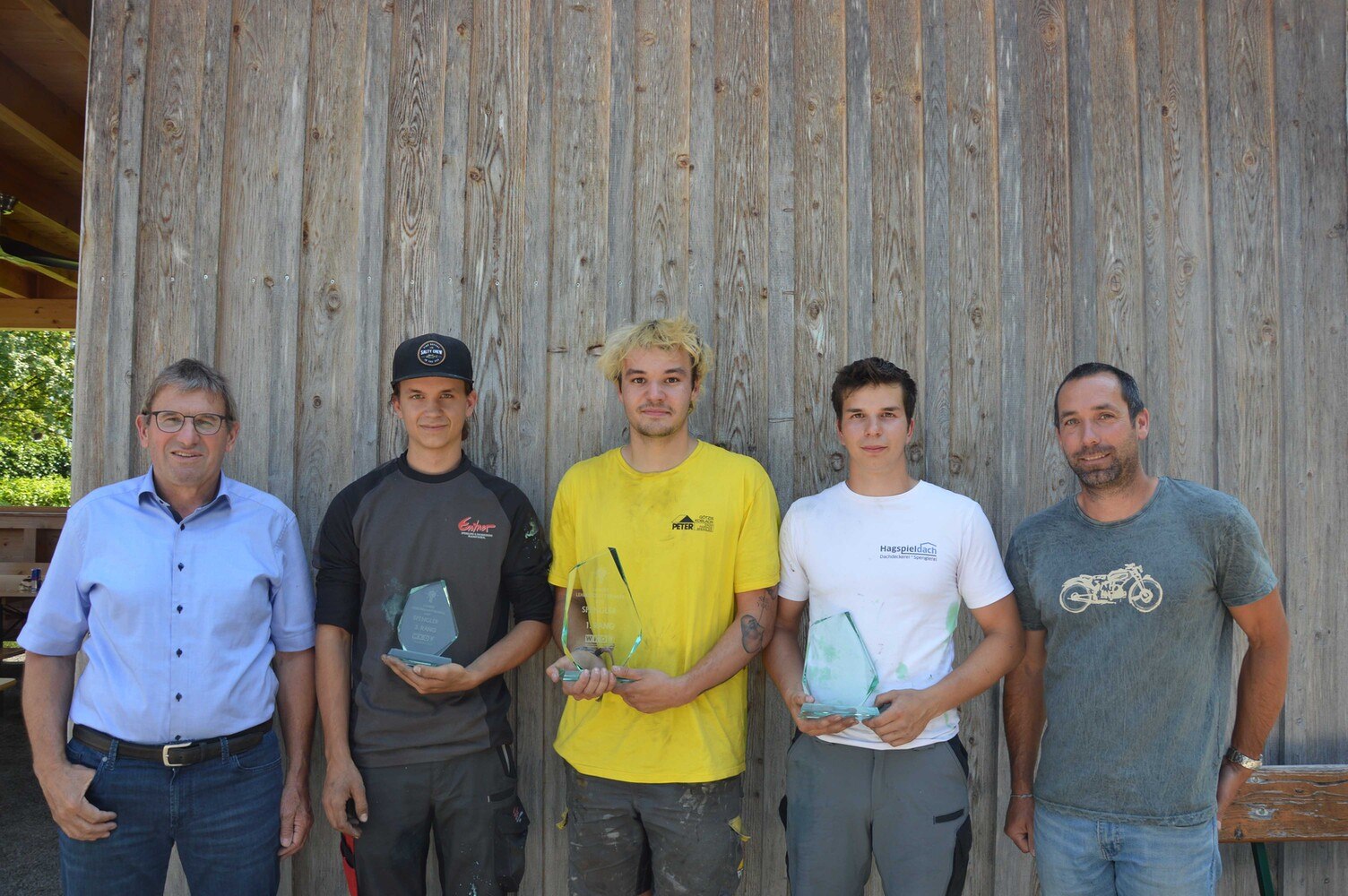 Die Sieger des Spengler-Bewerbs mit Gratulanten (von links): Berufsgruppensprecher Joachim Entner, Drittplatzierter Sebastian Lercher (Entner-Dach, Rankweil), Sieger Jakob Prisching (Peter GmbH, Götzis), Zweitplatzierter Angelo Hutter (Hagspieldach, Lingenau) und Lehrlingswart Mathias Küng. © Amélie Böckle/WKV