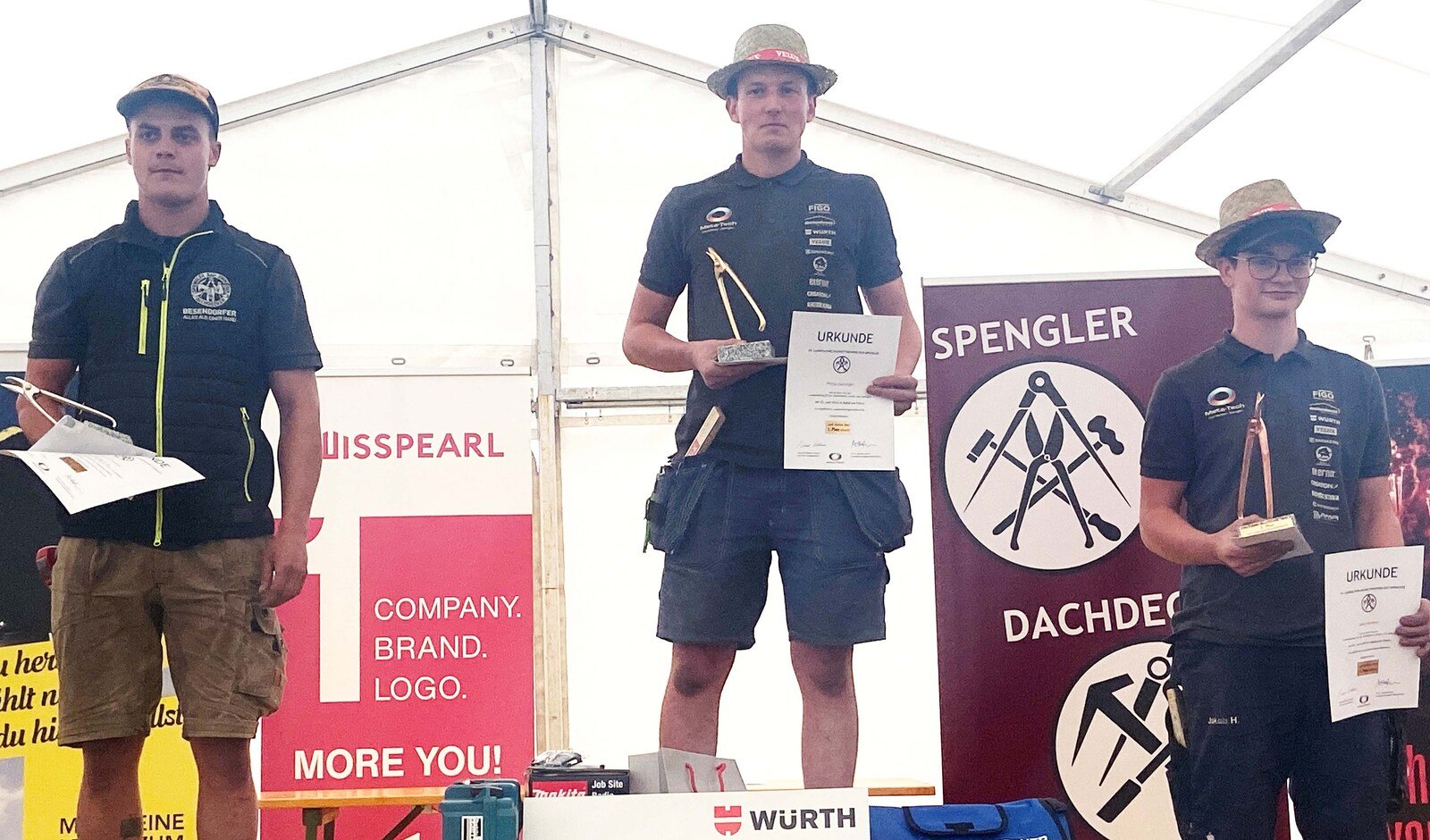 Die stolzen Gewinner des oberösterreichischen Landeslehrlingswettbewerb der Spengler 2023 v. l.: Raffael Gasselseder (2. Platz), Philipp Gattinger (1. Platz) und Jakob Humer (3. Platz). © Strasser Dach GmbH