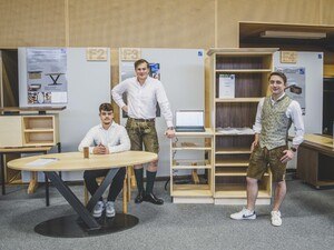 Einen Büroschrank für das neue HTK-Internat plante und baute Raphael Seifert (re.) für seine Abschlussarbeit an der Fachschule und wurde dafür beim HTK-Award mit Gold ausgezeichnet. © Holztechnikum Kuchl