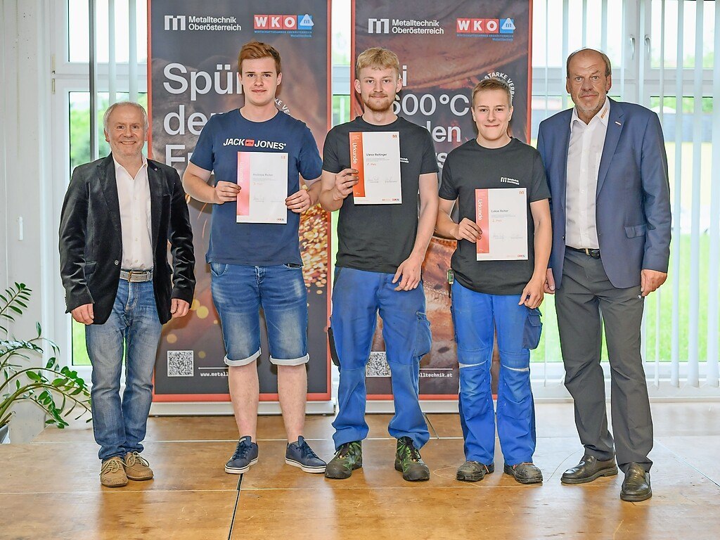 Sieger Stahlbau v.l.n.r.: Landeslehrlingswart Alois Hinterer, Andreas Reiter (3.Platz) Viktor Reitinger (1.Platz), Lukas Reiter (2.Platz), Landesinnungsmeister Fritz Danner. © Wolfgang Simlinger/cityfoto