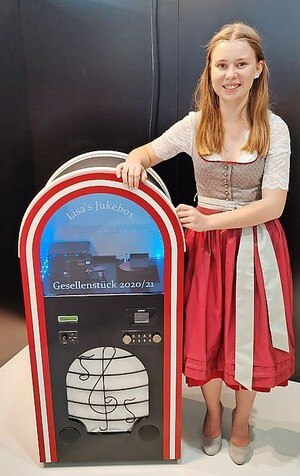 Die Salzburgerin Lisa Weißenbacher wurde für ihre CD-Jukebox im Retro-Design von den Lehrabschlussprüfern mit einer Auszeichnung belohnt. © Werkschulheim Felbertal