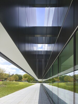 Bei einem Blick in den Lichthof, der sich vor der EG-Fassade nach oben auftut, sieht man das Structural-Glazing-System in voller Höhe. © Roland Halbe