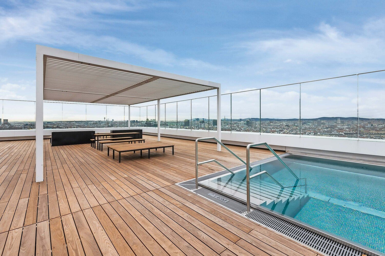 FREUT DIE MIETER. Der Rooftop- Pool in 60 Metern, eines der Highlights des Wohnturms, kann von allen Bewohner*innen benutzt werden. © PicMyPlace