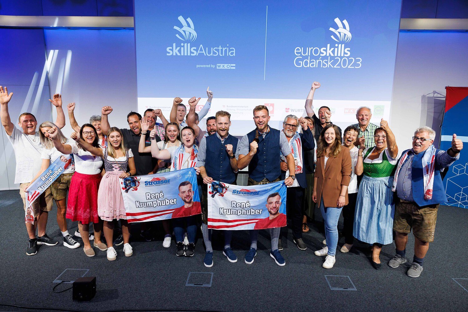 Bronze für Österreich! René Krumphuber inmitten seiner Fans und Gratulanten.  © SkillsAustria / Florian Wieser