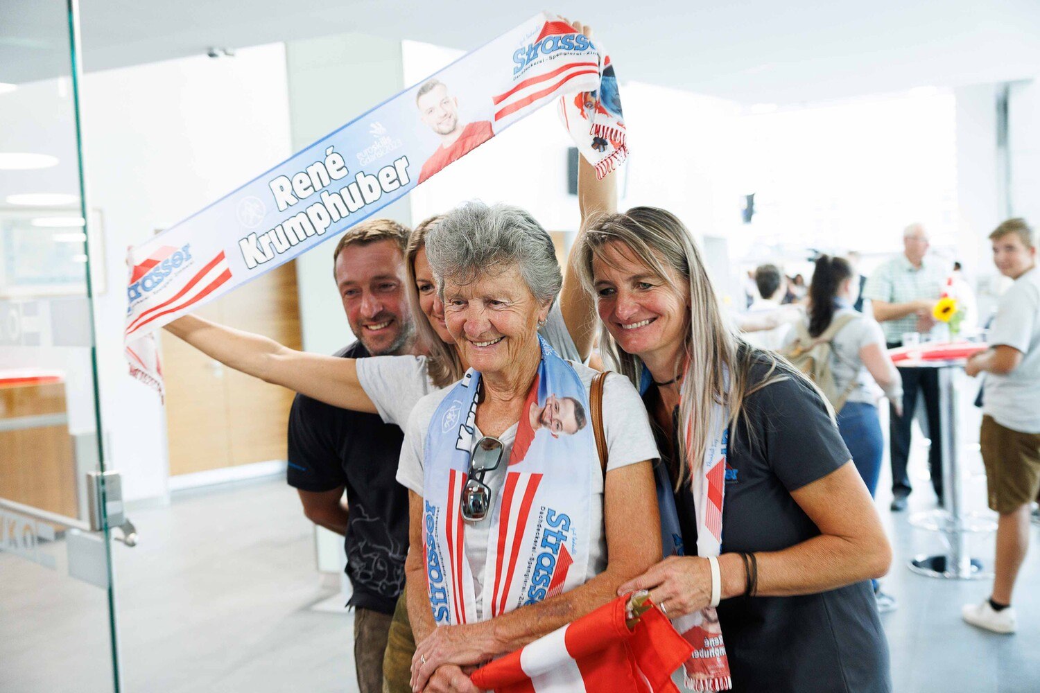 Der eigens angereiste Fanclub fieberte mit und feuerte René beim Endspurt an. © SkillsAustria / Florian Wieser