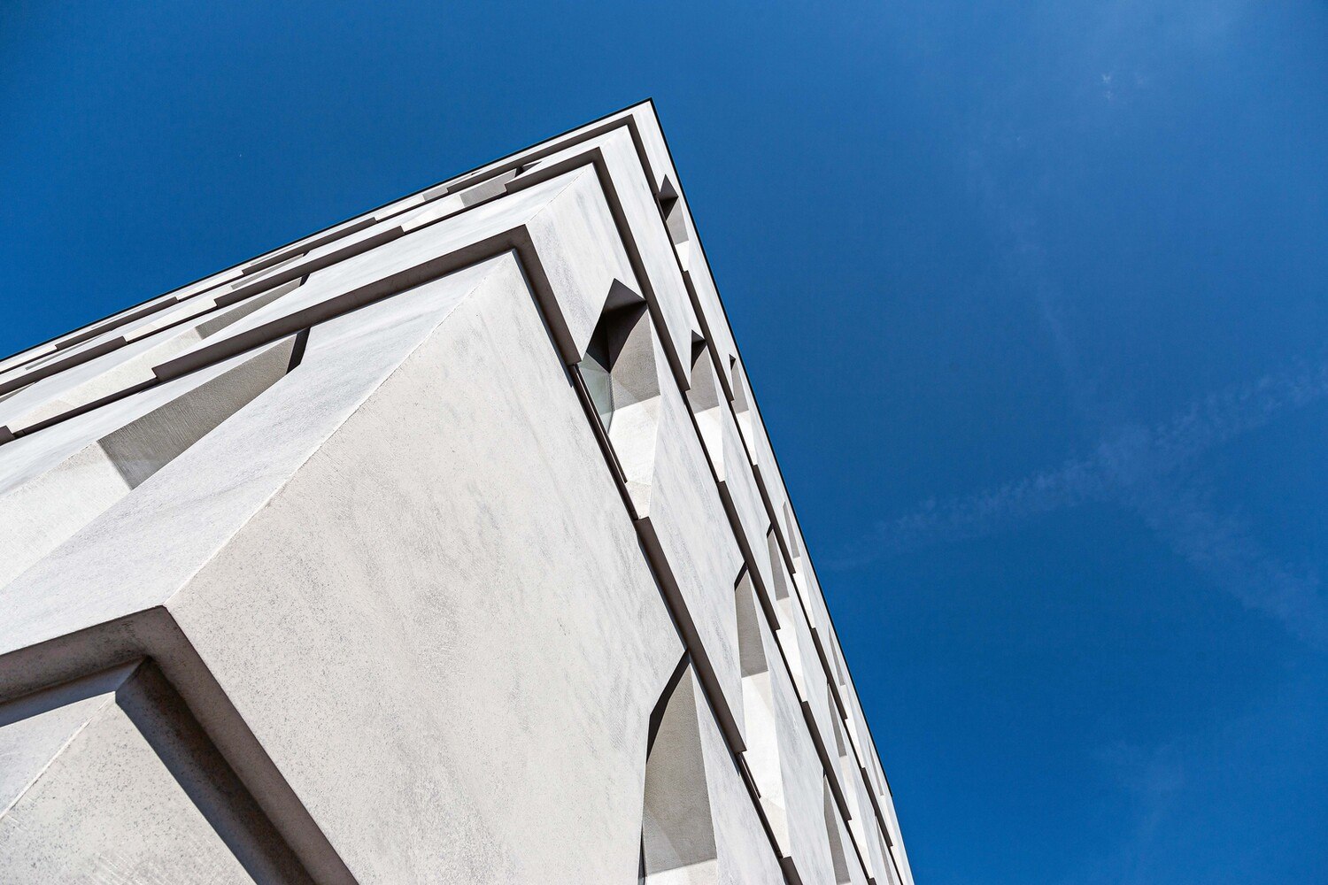 Errichtet wurde das vom Steyrer Büro Girkinger, Partner geplante Gebäude von Mayr Bau aus Fertigteilelementen, die je Stockwerk um zehn Zentimeter auskragen. © Synthesa