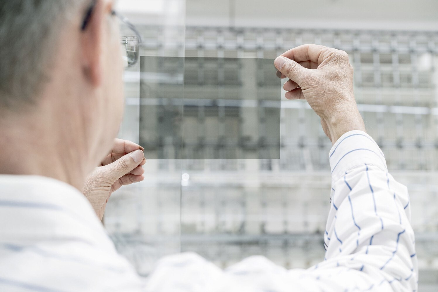 Anisotropien können mit Hilfe einer Polfilterfolie sichtbar gemacht werden. © sedak GmbH & Co. KG