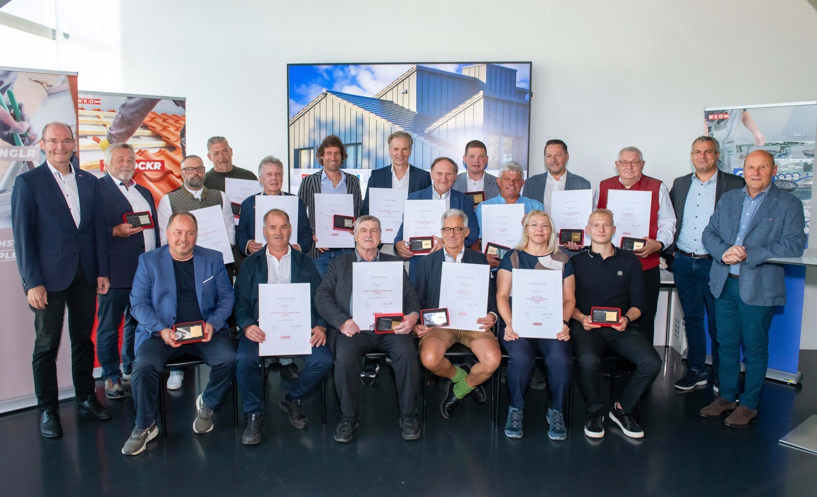 Landesinnungsmeister Othmar Berner (hinten rechts), Gerald Wiesbauer-Pfleger, (2. v. r.), Berufsgruppensprecher der Glaser, und Innungsgeschäftsführer Markus Hofer (links außen) gratulierten den ausgezeichneten Betrieben. © WKOÖ