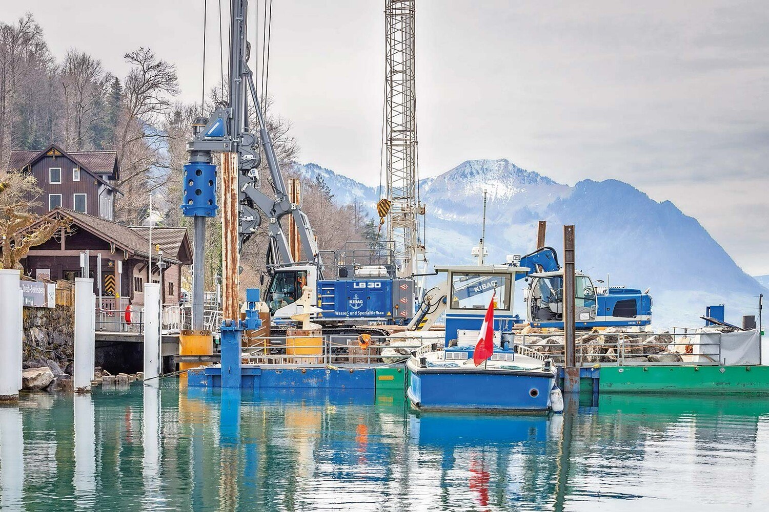 Die Wasserbaustelle in Seelisberg fordert das Bohrgerät LB 30 von Liebherr mit ihrem pickel­harten Stein. © Liebherr