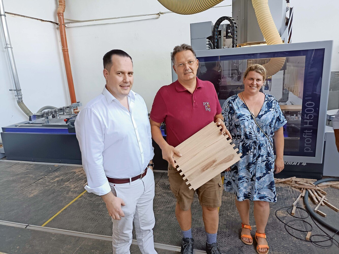 Jürgen Rakuschan von Felder (links) sorgte dafür, dass der CNC-Einstieg mit einem Anwendungstechniker leichter fiel: „Wir haben sämtliche Teile neu programmiert, bearbeitet und die Maschine und ihre Arbeitsweise kennengelernt“, sagen Elisabeth und Maximilian Priesching. © Wagner