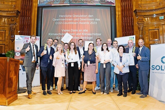 Die Gewinnerinnen und Gewinner des CO2 Award im Bild mit Mikis Waschl, Präsident IFMA Austria (ganz links), FMA Vorstandsvorsitzende Doris Bele (1. Reihe, links) und IFMA Austria Vizepräsident Georg Stadlhofer (ganz rechts) © Jana Madzigon