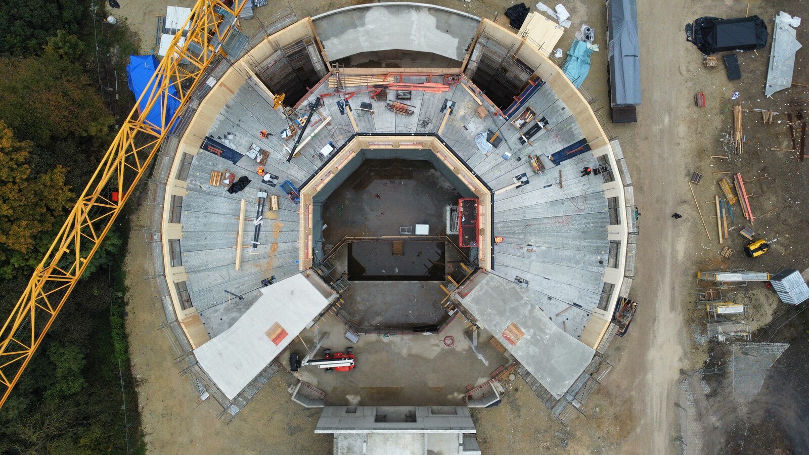 Luftaufnahme vom dritten Geschoss während des Verlegens und Verschraubens der tortenförmigen Betonfertigteile. © Ingenieurgruppe Knörnschild & Kollegen GmbH