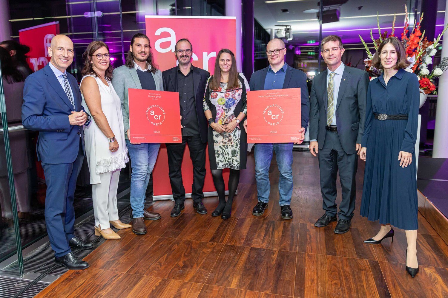 Preisverleihung im Rahmen der diesjährigen ACR-Enquete (v. l.): Bundesminister Martin Kocher, ACR-Präsidentin Iris Filzwieser, Shaher Meshraki LL.B. (tagtron gmbH), Michael Truskaller, Irene Spitaler, Boris Forsthuber, Gerhard Grüll, Amelie Gross (WKO).

  © Austrian Cooperative Research/APA-Fotoservice/Krisztian Juhasz