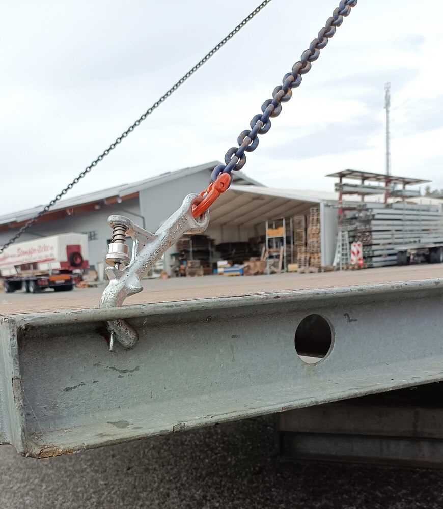 Der Lochhaken wird einfach in den Bauteileträger gesteckt, ein Stift aus Federstahl garantiert den sicheren Transport. © G.P. Wagner