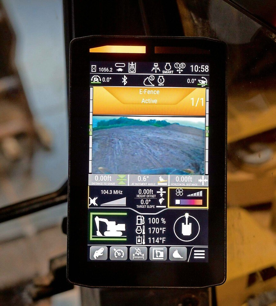 Sollwertvorgaben und Löffel-Position sowie Arbeitsraumbegrenzung auf dem Touchscreen in der Kabine – kein Problem dank der Assistenzsysteme E-Fence und Indicate von Caterpillar. © Zeppelin