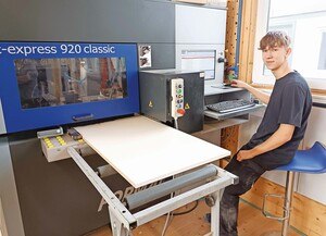 In der Tischlerei Schramek kann auch ein Lehrling im zweiten Lehrjahr bereits durchgängig produzieren, wie hier am CNC Bohr- und Fräszentrum C-Express 920 classic. © Wagner