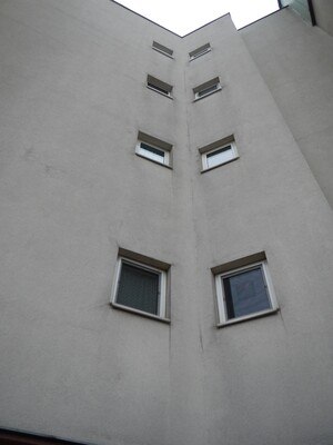 Unschöne Schlierenbildung an den Außenecken der Fensterbänke. © Rheinzink