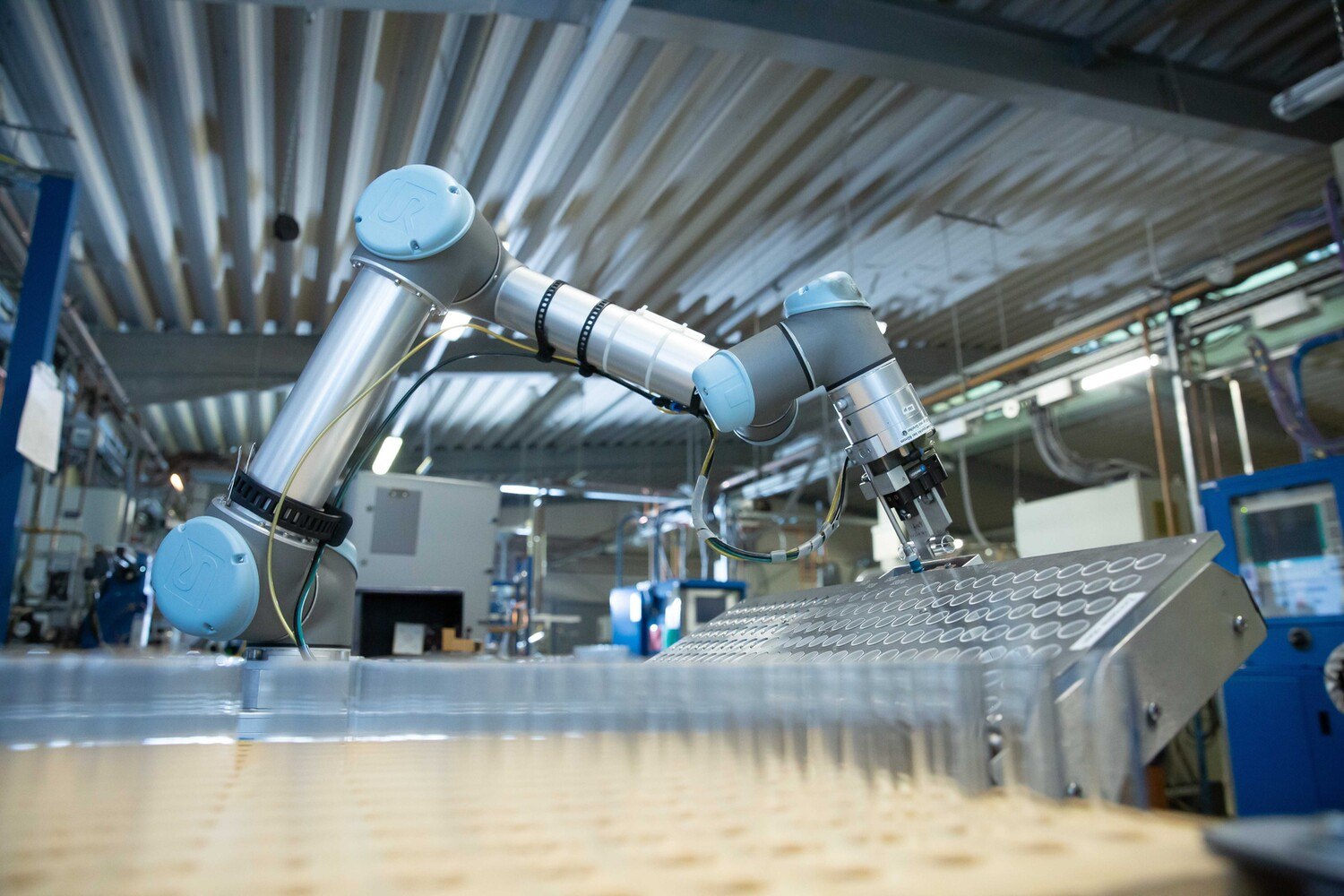 Hofmann Glastechnik setzt Cobots auch in komplexen Anwendungsbereichen ein. © Universal Robots