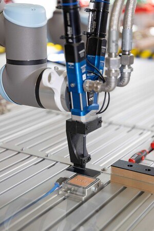 Bei Bader Glastechnologie bringen die Cobots Befestigungselemente auf Glasscheiben an. © Universal Robots