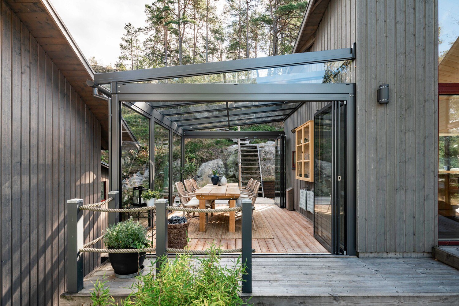 Die Natur einfangen: Das Solarlux Glashaus mit Glas-Faltwand und Schiebe-Dreh-System mit senkrechten Glas-Elementen. © Solarlux