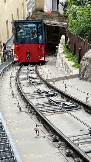 Die Grazer Schlossbergbahn transportiert seit fast 130 Jahren Personen auf den steilen Hügel mit 60 Prozent Steigung. © Triflex