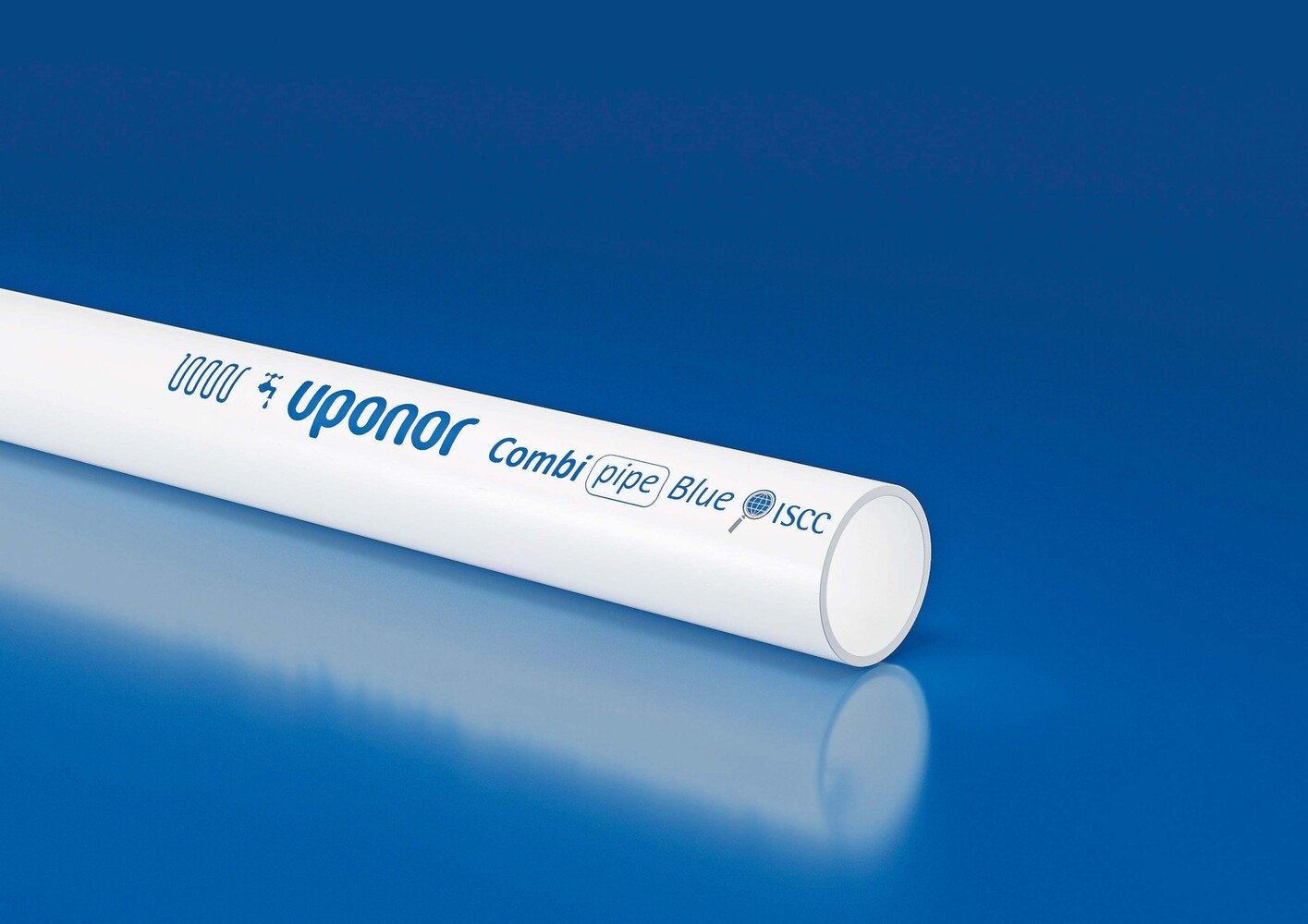 Mit den biobasierten PEX Pipes Blue erreicht Uponor laut eigenen Angaben einen um bis zu 90 Prozent reduzierten CO2-Fußabdruck im Vergleich zu PEX-Rohren aus fossilen Rohstoffen. © Uponor GmbH