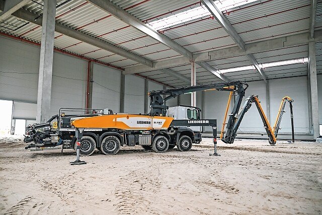 Kompakt und wendig – die „31 XXT Autobetonpumpe“ von Liebherr soll sich auf kleineren bis mittleren Baustellen genauso zuhause fühlen wie in Gebäuden. © Liebherr