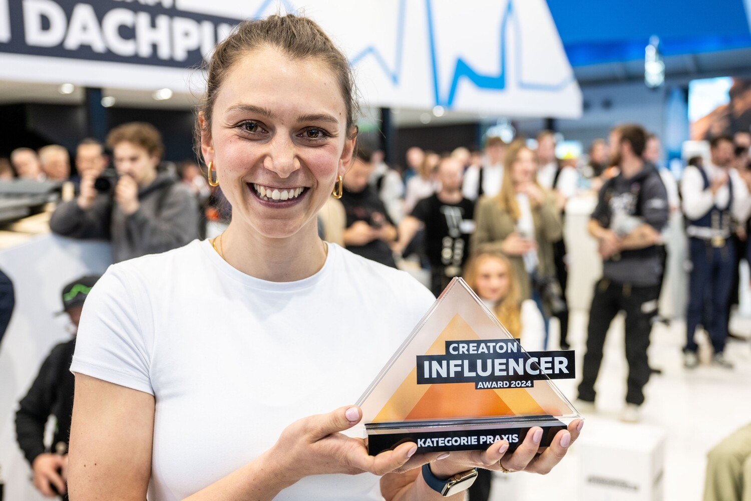 Verleihung des Creaton Influencer-Award 2024 auf der Dach+Holz: Die glückliche Gewinnerin in der Kategorie Praxis ist Jennifer Konsek, das weibliche Testimonial der Messe und eine der erfolgreichsten Influencerinnen der Dachbranche. © GHM