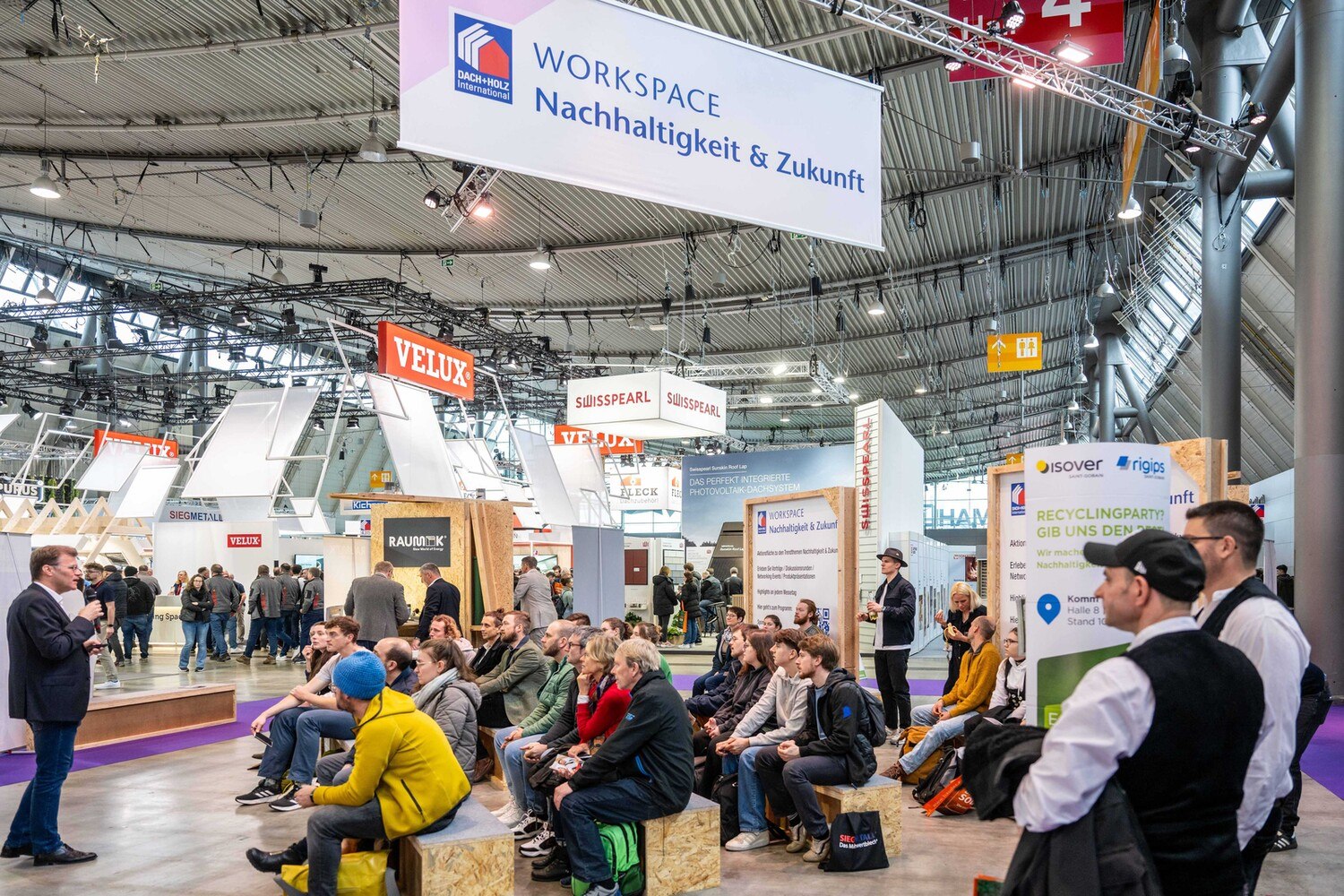 Die vielen Themen rund um nachhaltiges Bauen zogen sich über die gesamte Messe: von Produktneuheiten an den Messeständen über Innovationen in der Start-up-Area bis zu Workshops im Rahmenprogramm. © GHM