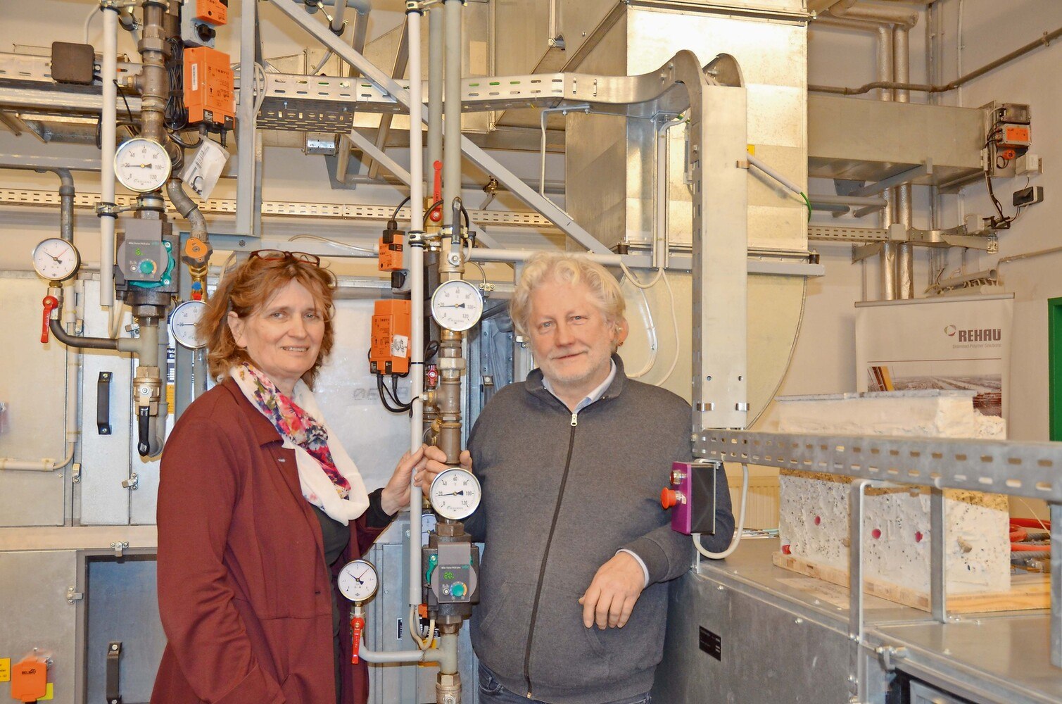 Elisabeth Berger, Abteilungsvorstand Gebäudetechnik und Maschinenbau-Anlagentechnik im Bild mit Fachoberlehrer und Mastermind der Gebäudetechnik-Akademie Josef Trummer, Koordinator des Gas-, Wasser-, Heizungs- Lüftungs- und Kältelabors. © Barbara Fürst